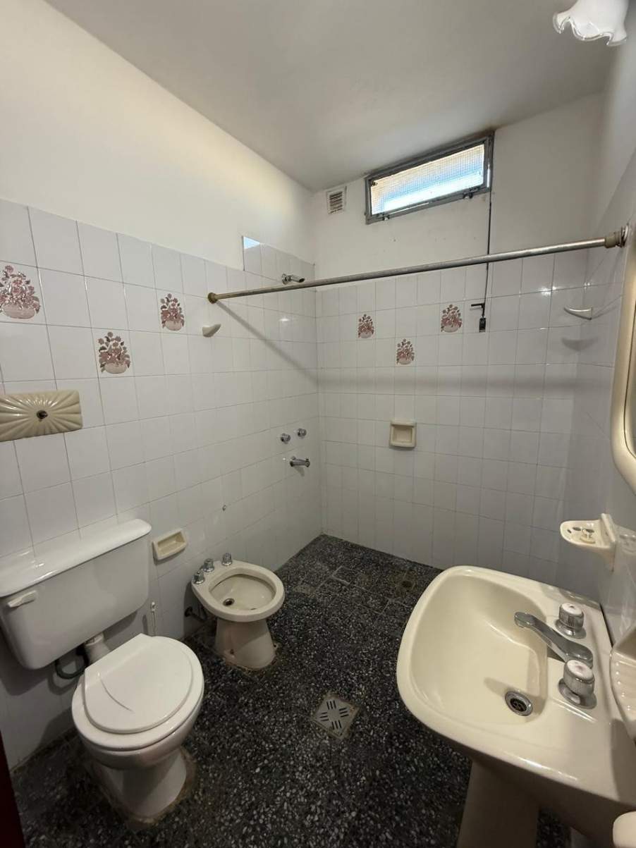 ALQUILER CASA 2 DORM CON PATIO Y COCHERA