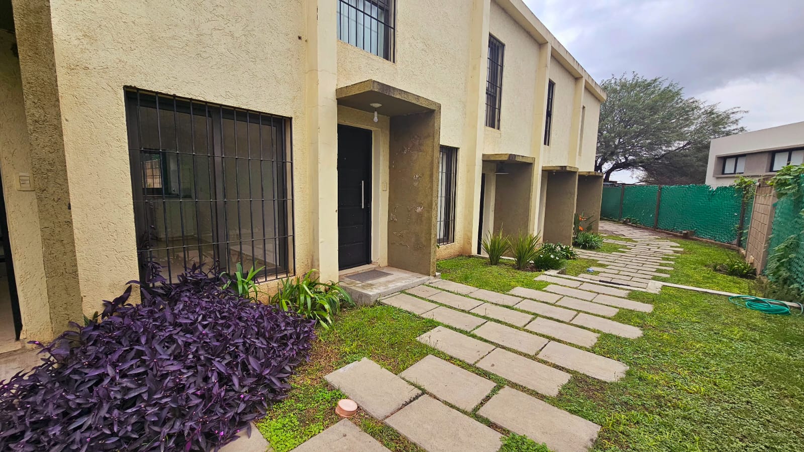 ALQUILO DÚPLEX 1 DORMITORIO EN COMPLEJO LAS ACACIAS  CUESTA COLORADA  CON COCHERA Y PATIO CON ASADOR