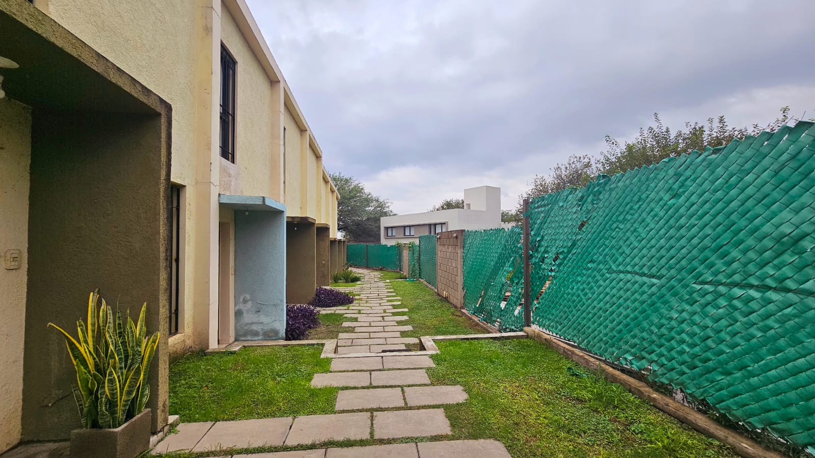 ALQUILO DÚPLEX 1 DORMITORIO EN COMPLEJO LAS ACACIAS  CUESTA COLORADA  CON COCHERA Y PATIO CON ASADOR