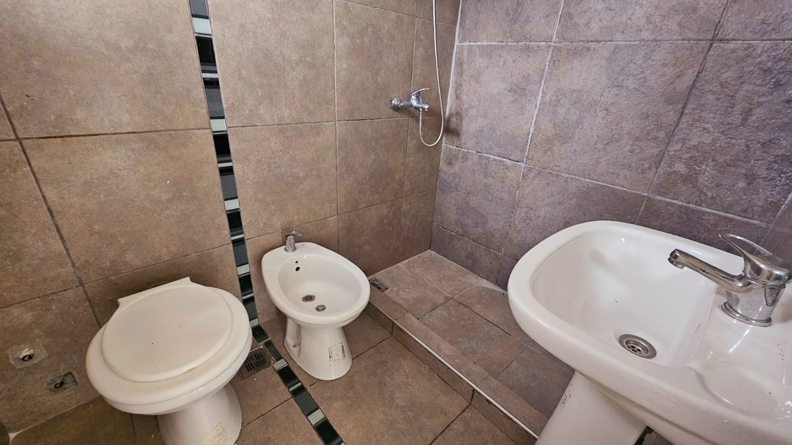 ALQUILO DÚPLEX 1 DORMITORIO EN COMPLEJO LAS ACACIAS  CUESTA COLORADA  CON COCHERA Y PATIO CON ASADOR