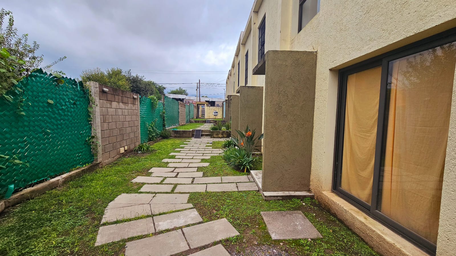 ALQUILO DÚPLEX 1 DORMITORIO EN COMPLEJO LAS ACACIAS  CUESTA COLORADA  CON COCHERA Y PATIO CON ASADOR