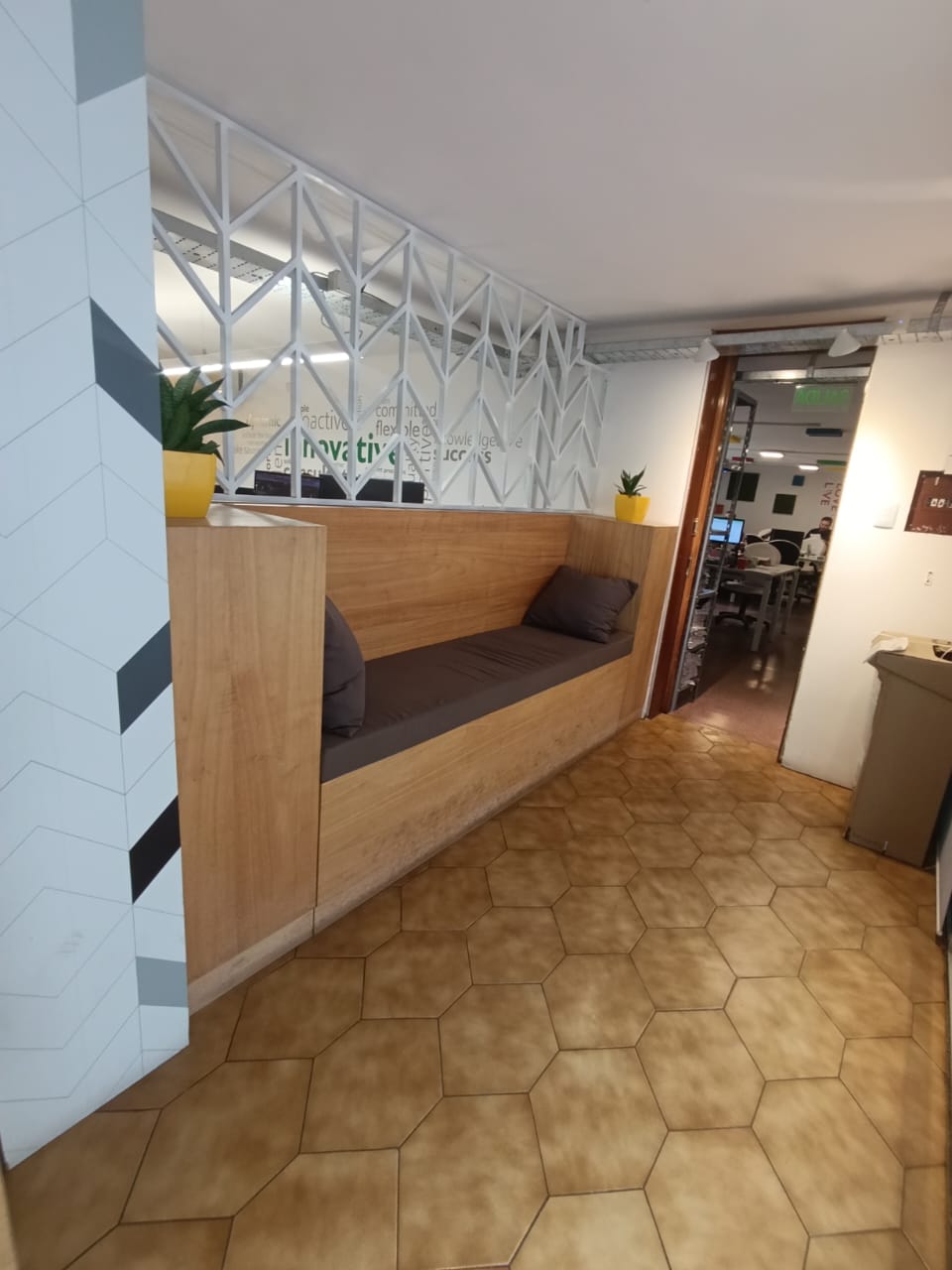 B GENERAL PAZ - LAMADRID 200 -  OFICNAS EN EXCELENTE UBICACION EQUIPADAS 550 MTS CUB