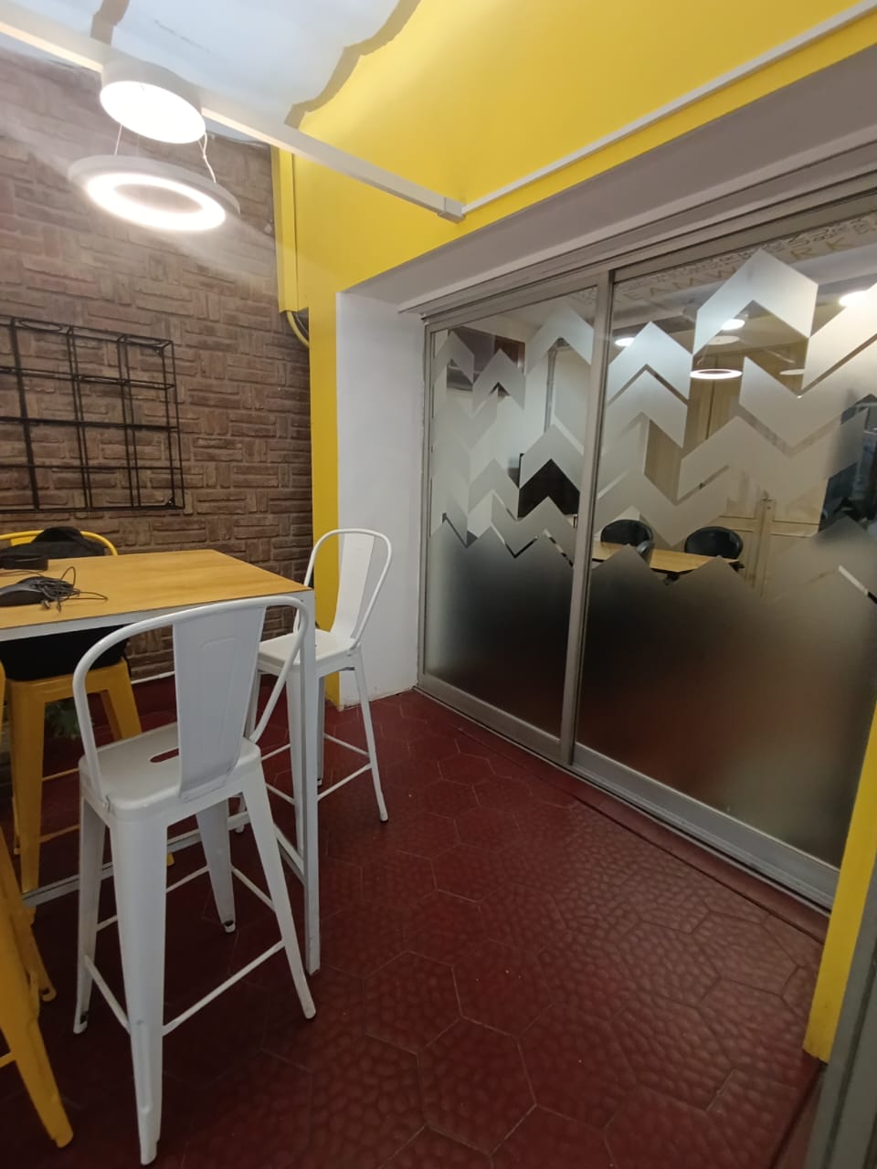 B GENERAL PAZ - LAMADRID 200 -  OFICNAS EN EXCELENTE UBICACION EQUIPADAS 550 MTS CUB