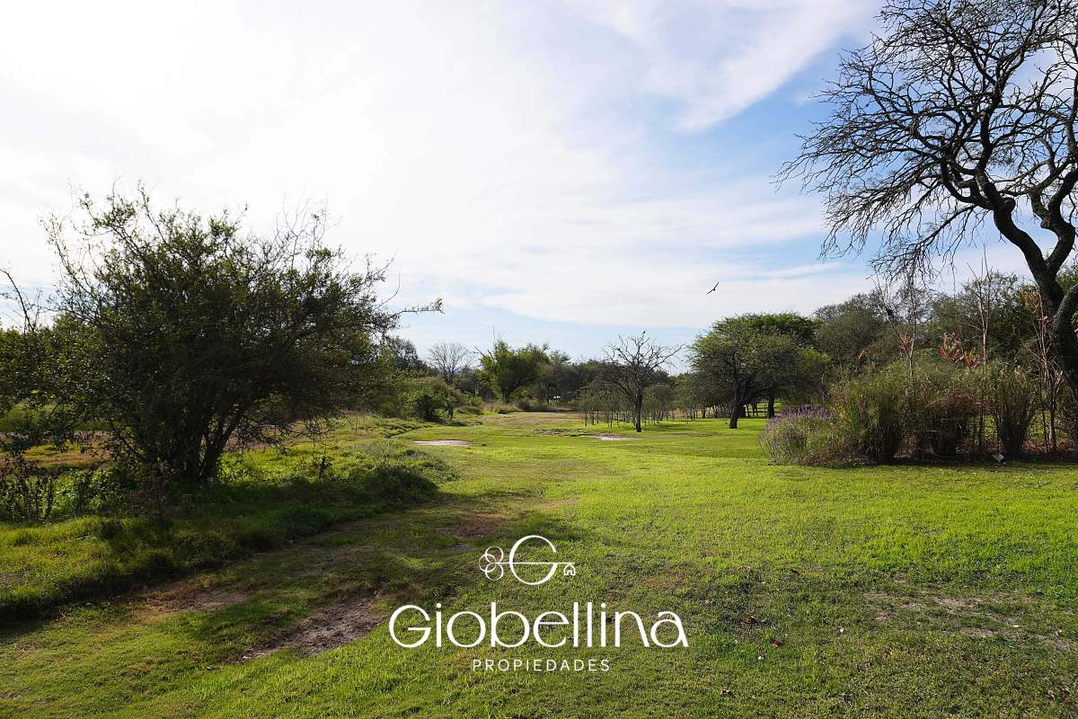 Casa 3 dormitorios fondo espacio verde en el BOSQUE mayormente planta baja vista a las sierras con pileta y dependencia