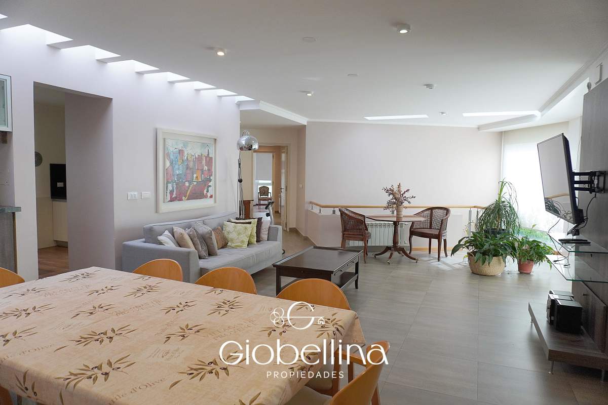 Casa 3 dormitorios fondo espacio verde en el BOSQUE mayormente planta baja vista a las sierras con pileta y dependencia