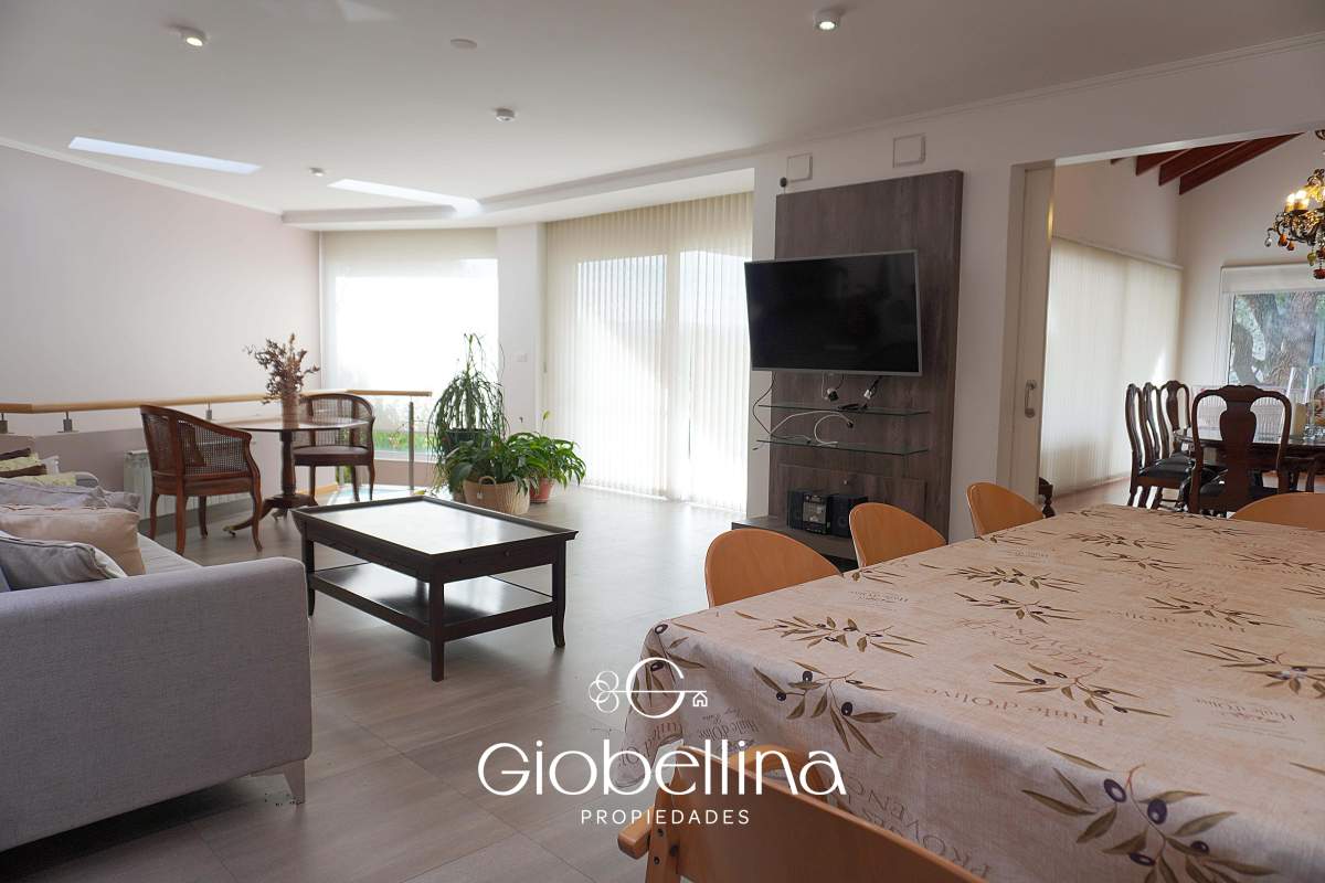 Casa 3 dormitorios fondo espacio verde en el BOSQUE mayormente planta baja vista a las sierras con pileta y dependencia