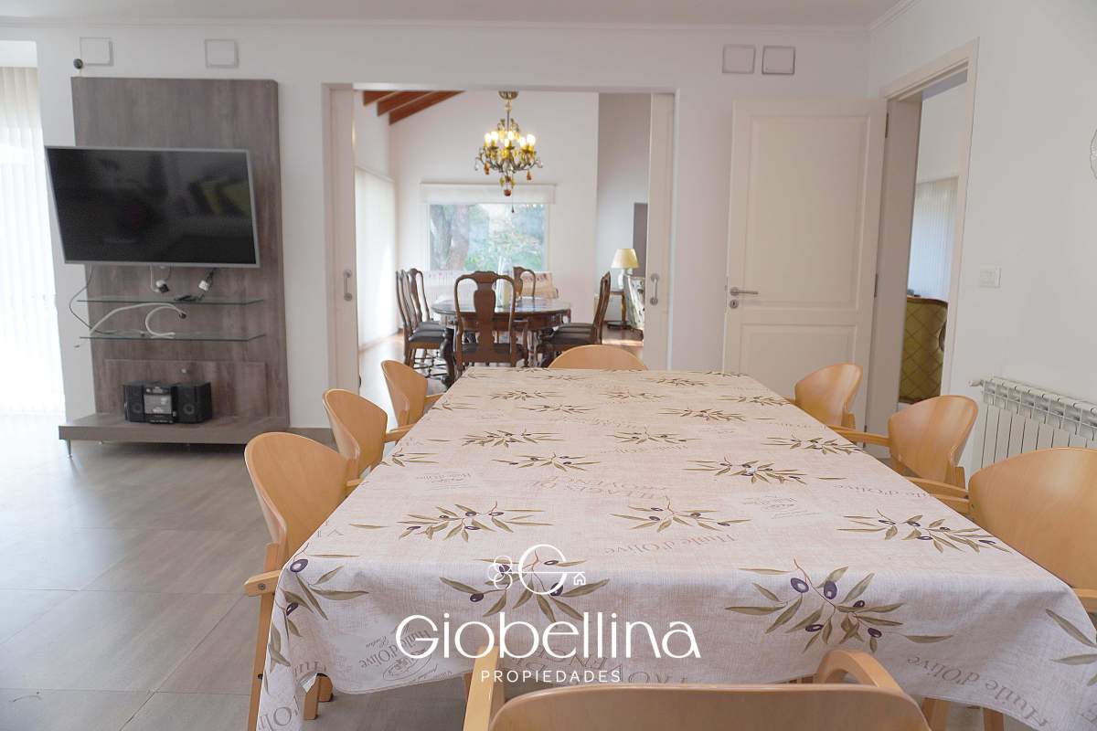 Casa 3 dormitorios fondo espacio verde en el BOSQUE mayormente planta baja vista a las sierras con pileta y dependencia