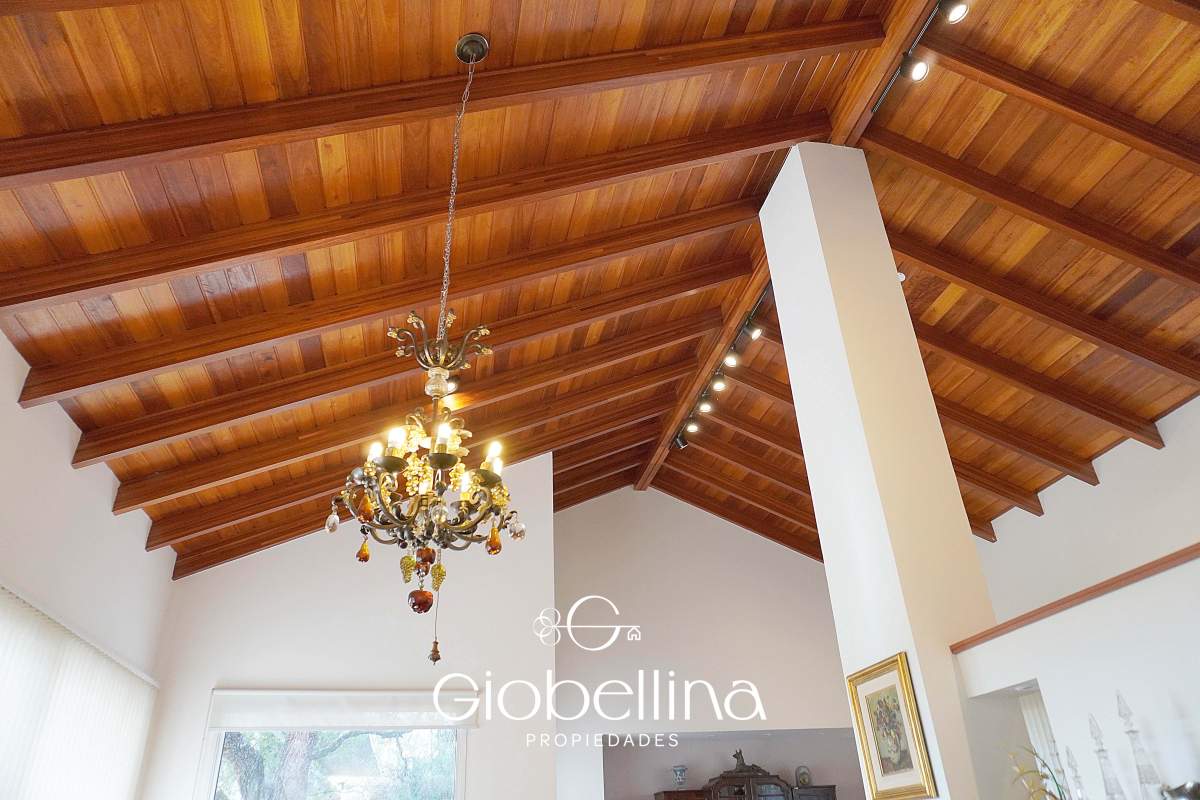 Casa 3 dormitorios fondo espacio verde en el BOSQUE mayormente planta baja vista a las sierras con pileta y dependencia