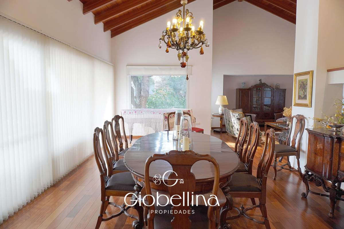 Casa 3 dormitorios fondo espacio verde en el BOSQUE mayormente planta baja vista a las sierras con pileta y dependencia