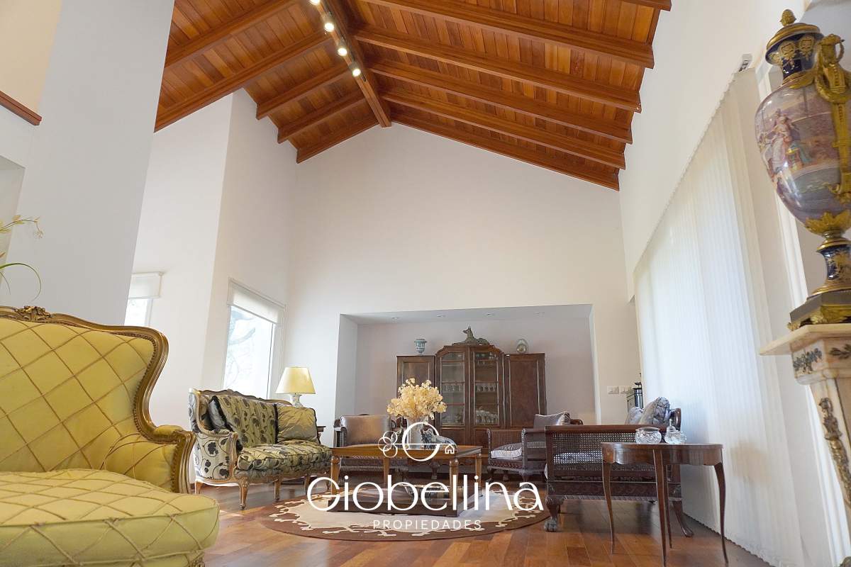 Casa 3 dormitorios fondo espacio verde en el BOSQUE mayormente planta baja vista a las sierras con pileta y dependencia