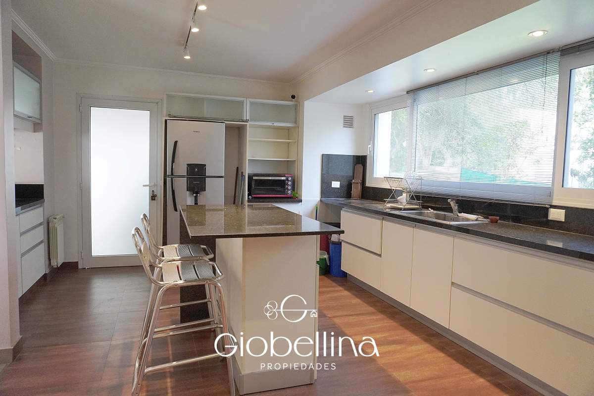 Casa 3 dormitorios fondo espacio verde en el BOSQUE mayormente planta baja vista a las sierras con pileta y dependencia