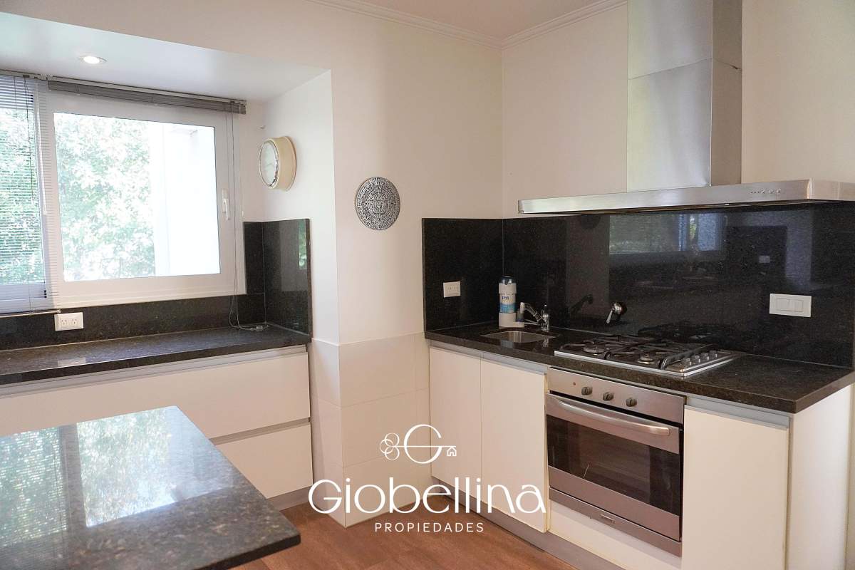 Casa 3 dormitorios fondo espacio verde en el BOSQUE mayormente planta baja vista a las sierras con pileta y dependencia