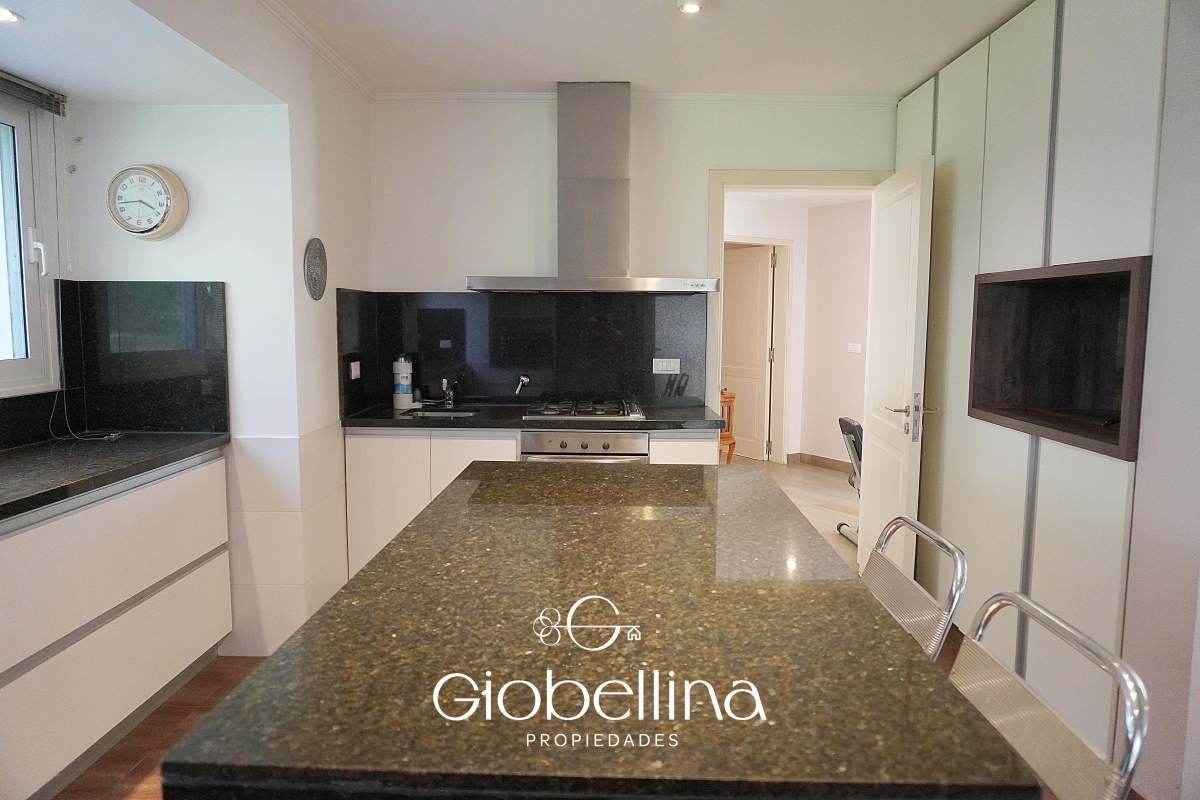 Casa 3 dormitorios fondo espacio verde en el BOSQUE mayormente planta baja vista a las sierras con pileta y dependencia