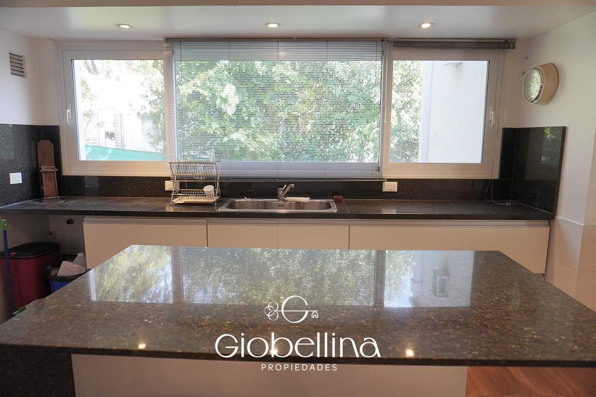 Casa 3 dormitorios fondo espacio verde en el BOSQUE mayormente planta baja vista a las sierras con pileta y dependencia