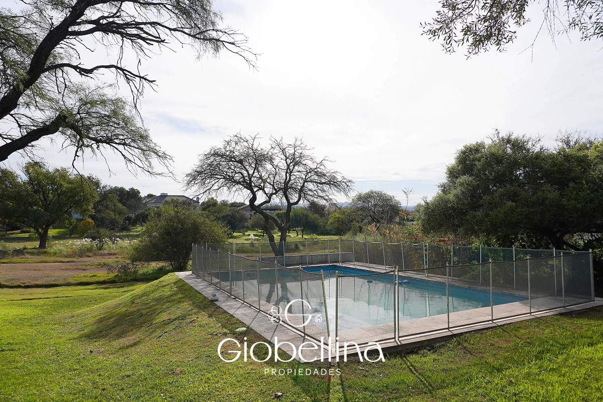 Casa 3 dormitorios fondo espacio verde en el BOSQUE mayormente planta baja vista a las sierras con pileta y dependencia