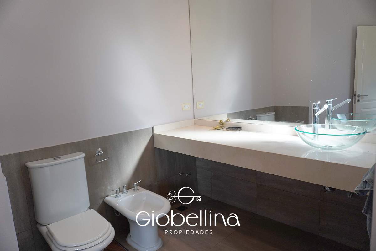 Casa 3 dormitorios fondo espacio verde en el BOSQUE mayormente planta baja vista a las sierras con pileta y dependencia