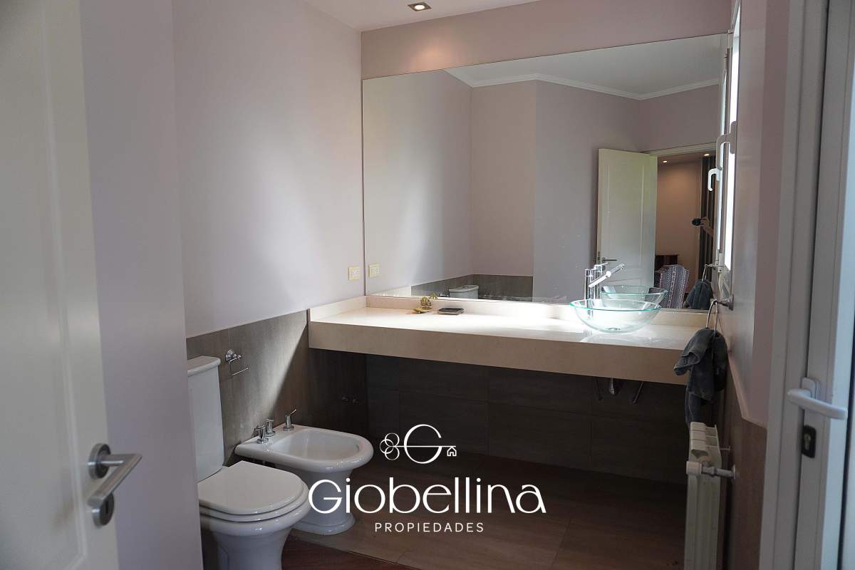 Casa 3 dormitorios fondo espacio verde en el BOSQUE mayormente planta baja vista a las sierras con pileta y dependencia