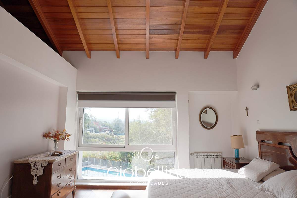 Casa 3 dormitorios fondo espacio verde en el BOSQUE mayormente planta baja vista a las sierras con pileta y dependencia