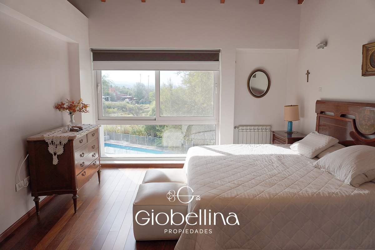 Casa 3 dormitorios fondo espacio verde en el BOSQUE mayormente planta baja vista a las sierras con pileta y dependencia