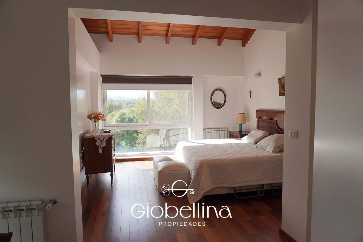 Casa 3 dormitorios fondo espacio verde en el BOSQUE mayormente planta baja vista a las sierras con pileta y dependencia