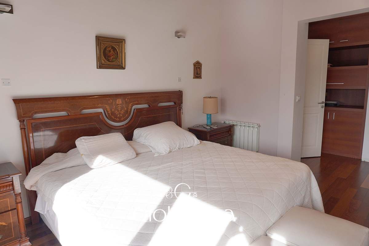 Casa 3 dormitorios fondo espacio verde en el BOSQUE mayormente planta baja vista a las sierras con pileta y dependencia