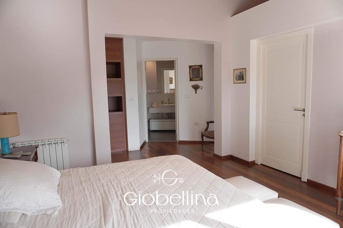 Casa 3 dormitorios fondo espacio verde en el BOSQUE mayormente planta baja vista a las sierras con pileta y dependencia