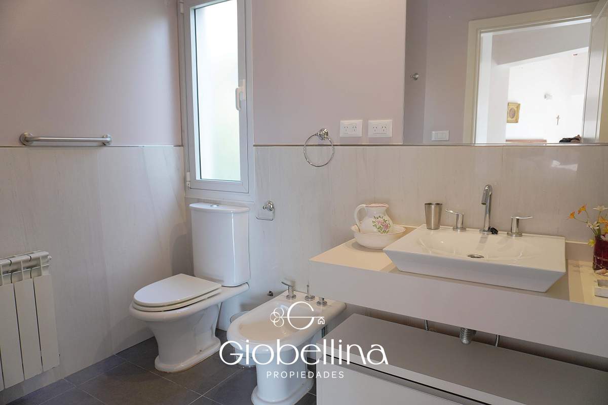 Casa 3 dormitorios fondo espacio verde en el BOSQUE mayormente planta baja vista a las sierras con pileta y dependencia