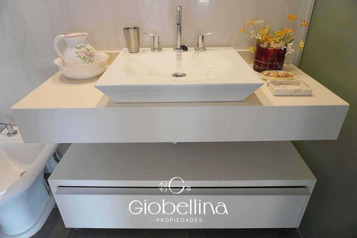 Casa 3 dormitorios fondo espacio verde en el BOSQUE mayormente planta baja vista a las sierras con pileta y dependencia