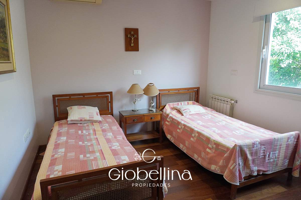 Casa 3 dormitorios fondo espacio verde en el BOSQUE mayormente planta baja vista a las sierras con pileta y dependencia