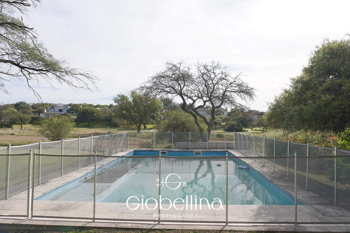 Casa 3 dormitorios fondo espacio verde en el BOSQUE mayormente planta baja vista a las sierras con pileta y dependencia