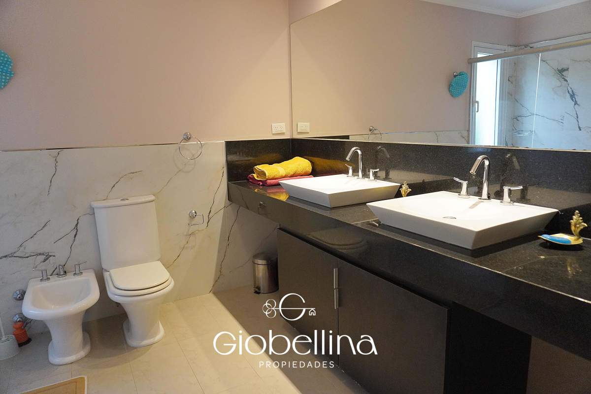 Casa 3 dormitorios fondo espacio verde en el BOSQUE mayormente planta baja vista a las sierras con pileta y dependencia