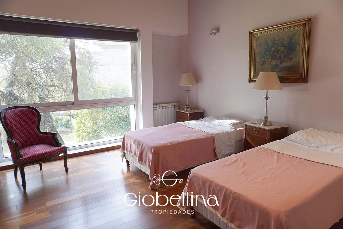 Casa 3 dormitorios fondo espacio verde en el BOSQUE mayormente planta baja vista a las sierras con pileta y dependencia