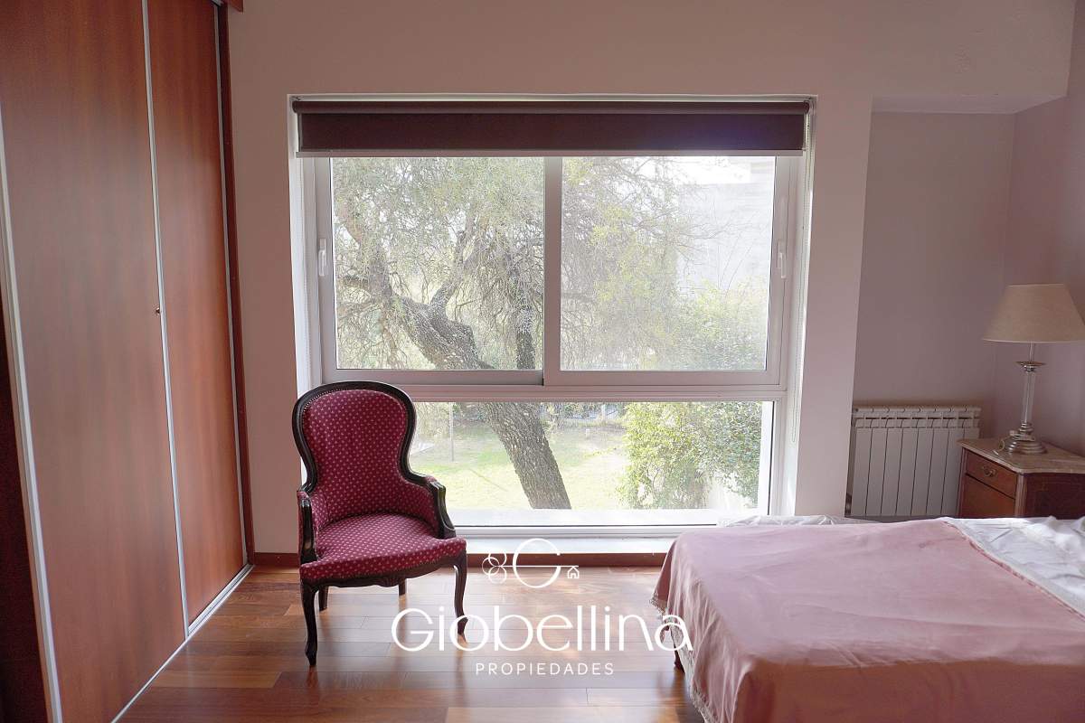 Casa 3 dormitorios fondo espacio verde en el BOSQUE mayormente planta baja vista a las sierras con pileta y dependencia