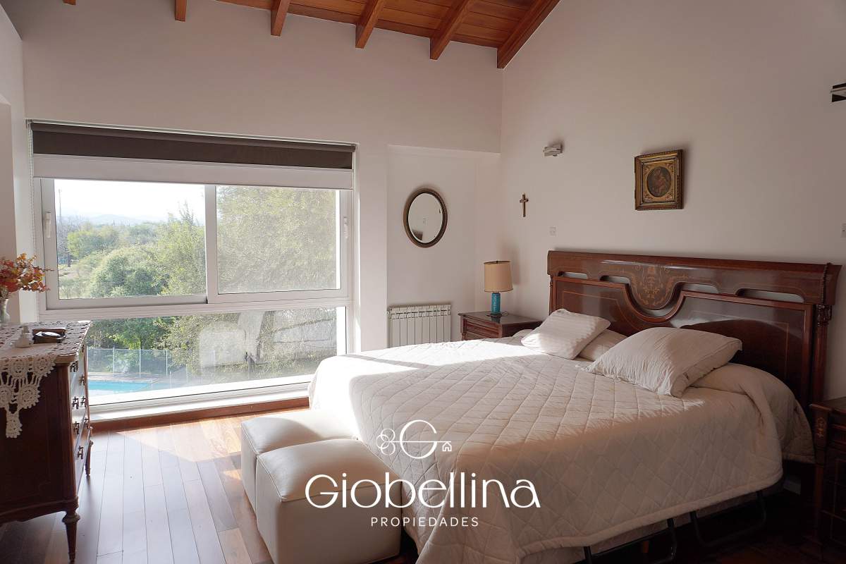 Casa 3 dormitorios fondo espacio verde en el BOSQUE mayormente planta baja vista a las sierras con pileta y dependencia