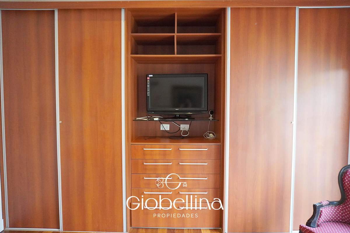 Casa 3 dormitorios fondo espacio verde en el BOSQUE mayormente planta baja vista a las sierras con pileta y dependencia