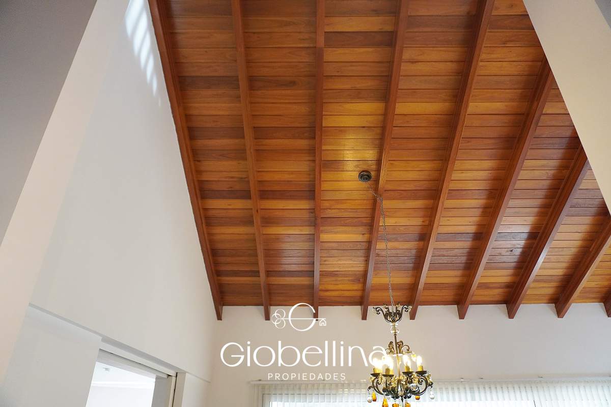 Casa 3 dormitorios fondo espacio verde en el BOSQUE mayormente planta baja vista a las sierras con pileta y dependencia