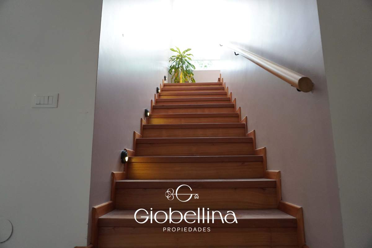 Casa 3 dormitorios fondo espacio verde en el BOSQUE mayormente planta baja vista a las sierras con pileta y dependencia