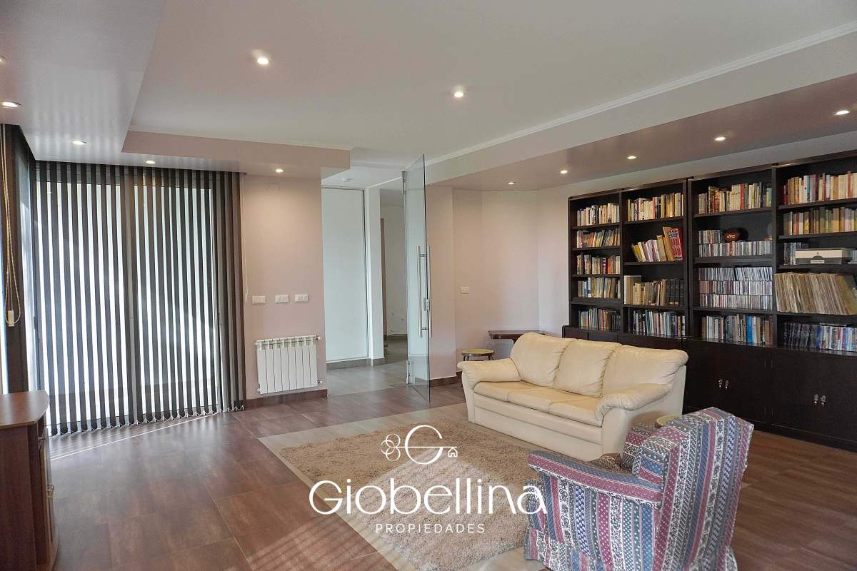 Casa 3 dormitorios fondo espacio verde en el BOSQUE mayormente planta baja vista a las sierras con pileta y dependencia