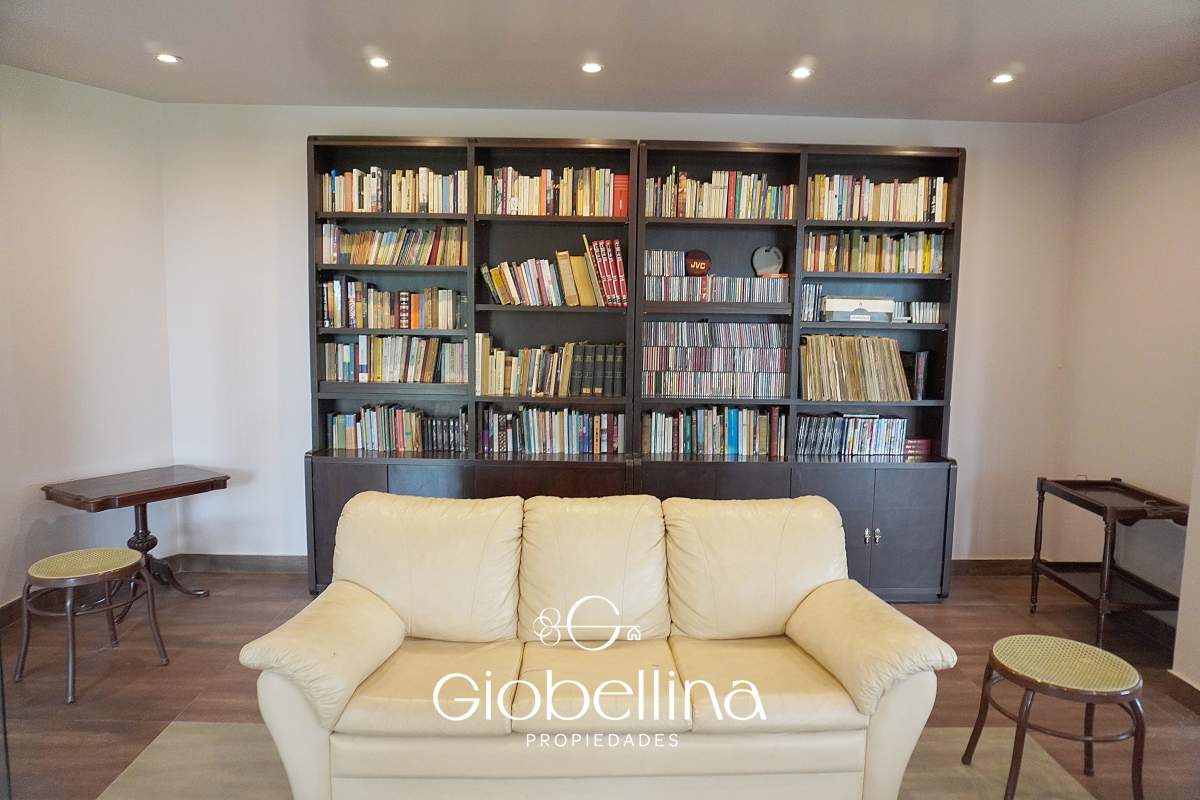 Casa 3 dormitorios fondo espacio verde en el BOSQUE mayormente planta baja vista a las sierras con pileta y dependencia