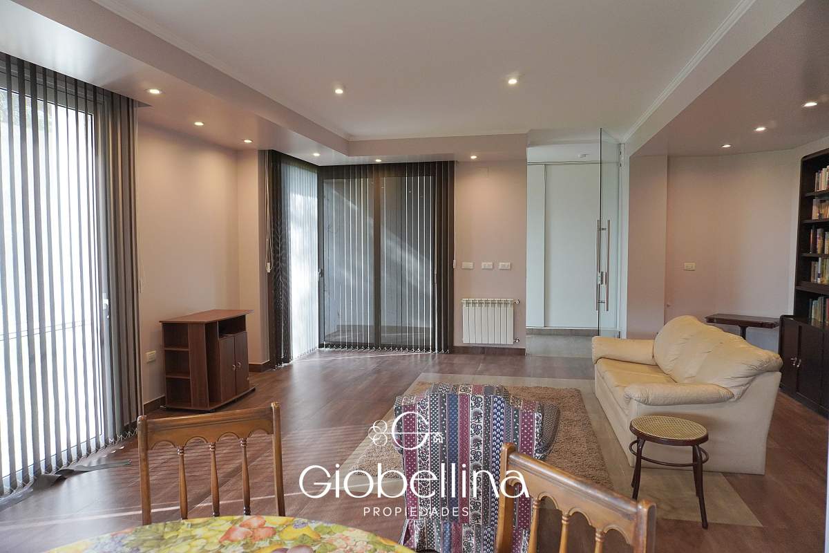 Casa 3 dormitorios fondo espacio verde en el BOSQUE mayormente planta baja vista a las sierras con pileta y dependencia