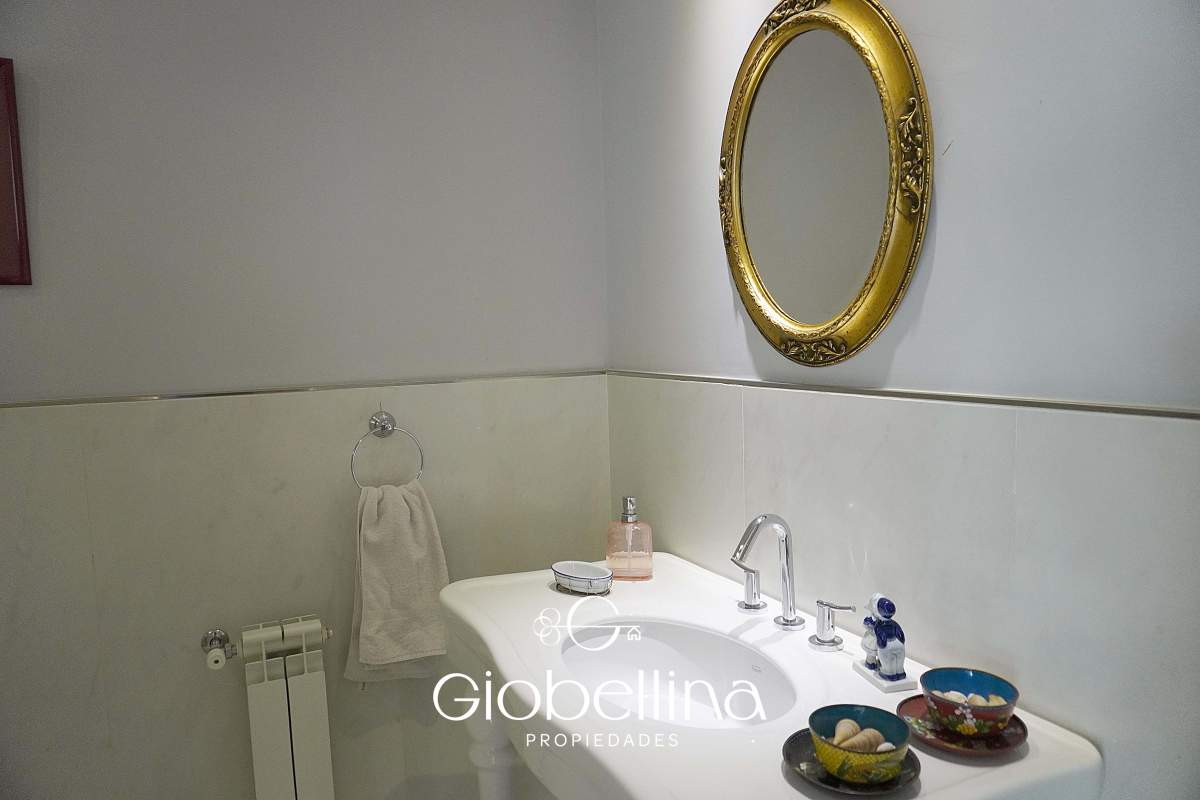 Casa 3 dormitorios fondo espacio verde en el BOSQUE mayormente planta baja vista a las sierras con pileta y dependencia