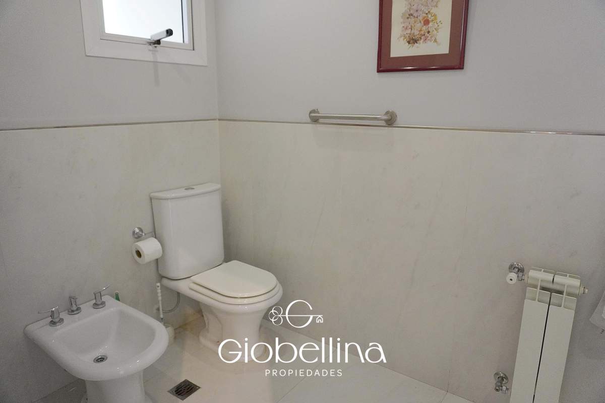 Casa 3 dormitorios fondo espacio verde en el BOSQUE mayormente planta baja vista a las sierras con pileta y dependencia