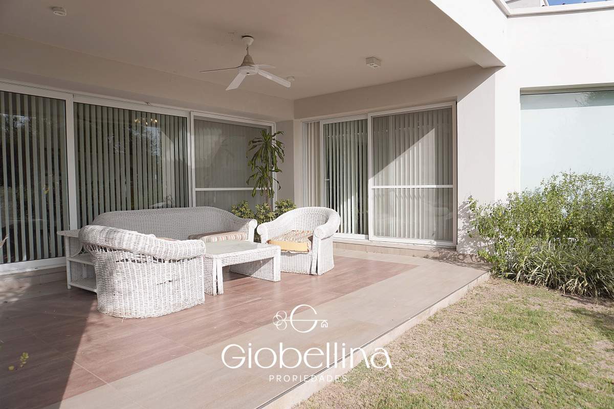 Casa 3 dormitorios fondo espacio verde en el BOSQUE mayormente planta baja vista a las sierras con pileta y dependencia