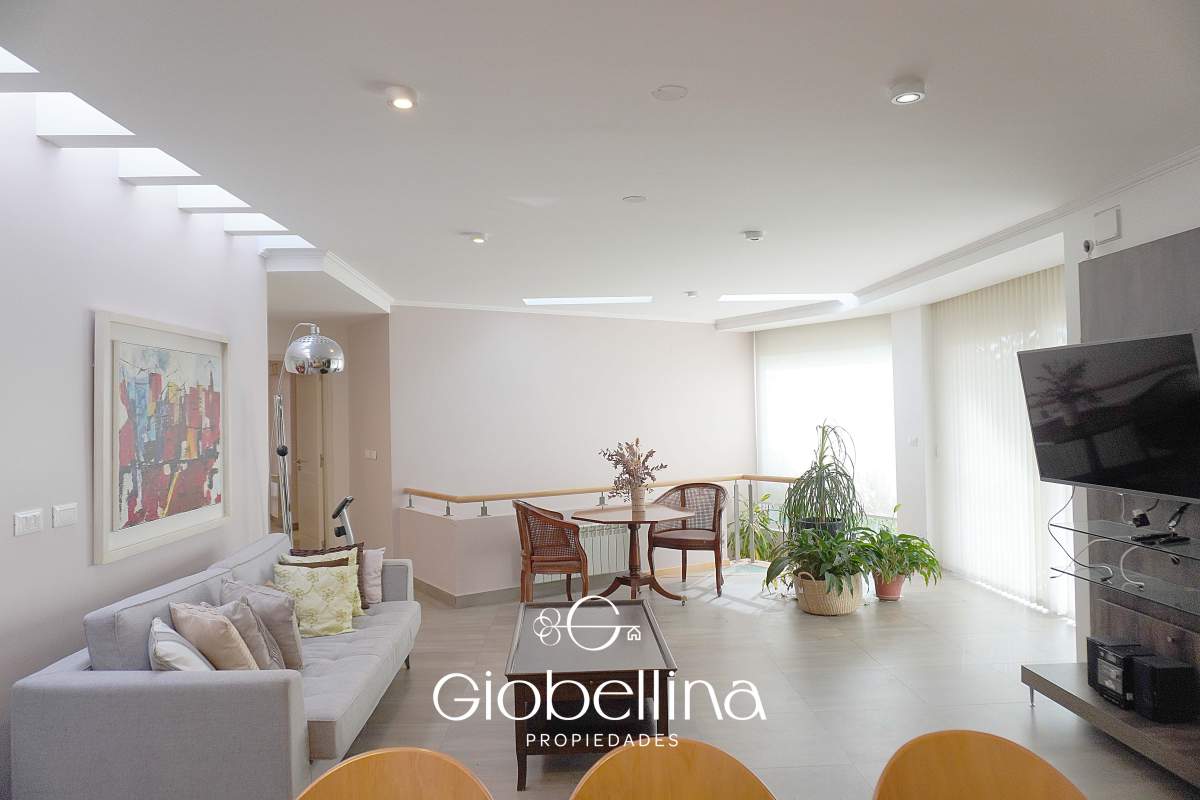 Casa 3 dormitorios fondo espacio verde en el BOSQUE mayormente planta baja vista a las sierras con pileta y dependencia