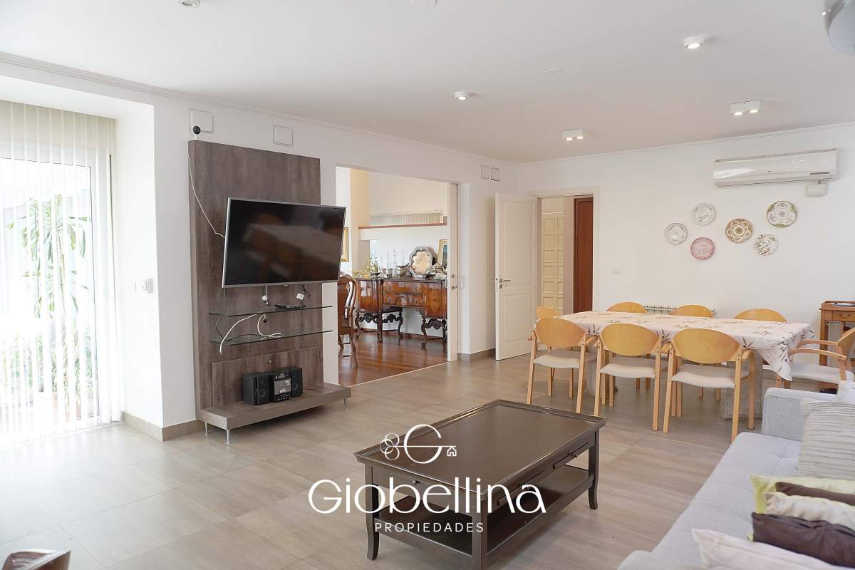 Casa 3 dormitorios fondo espacio verde en el BOSQUE mayormente planta baja vista a las sierras con pileta y dependencia