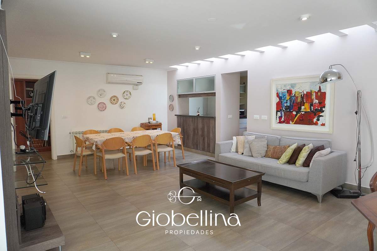 Casa 3 dormitorios fondo espacio verde en el BOSQUE mayormente planta baja vista a las sierras con pileta y dependencia