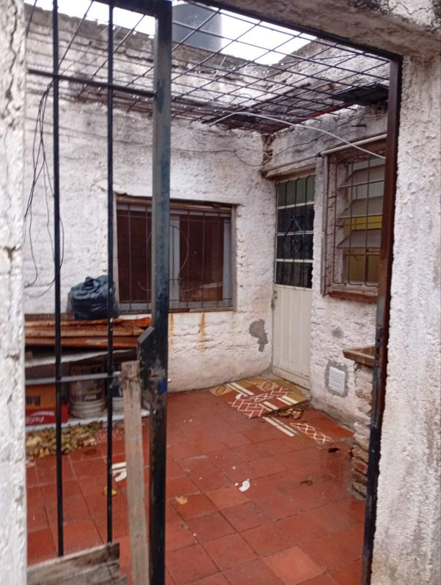 CASA EN VENTA - BARRIO AMEGHINO - A METROS DE LA AVENIDA - IDEAL INVERSION