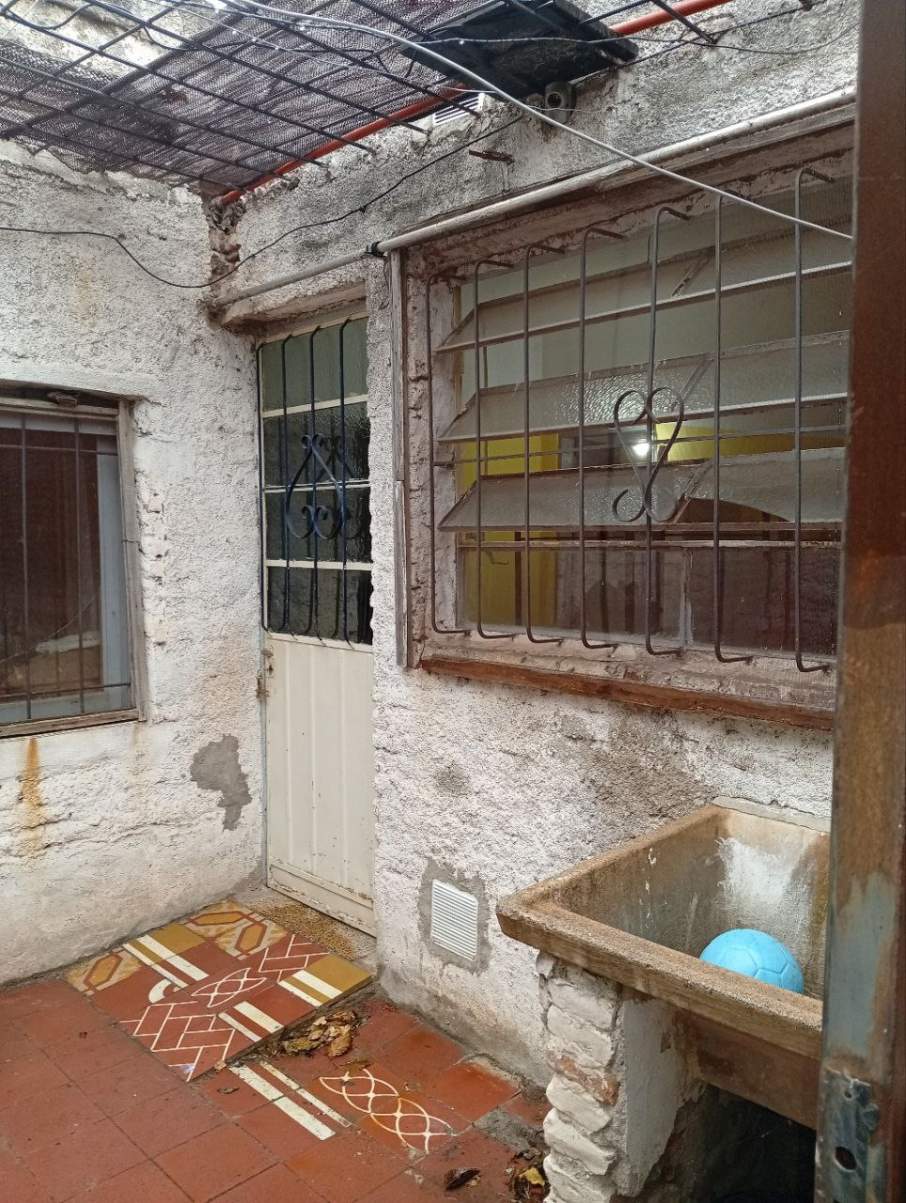 CASA EN VENTA - BARRIO AMEGHINO - A METROS DE LA AVENIDA - IDEAL INVERSION