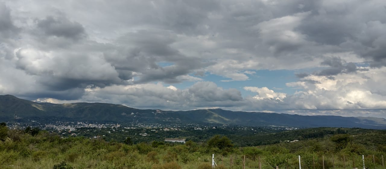 La Falda Lote con vistas panoramicas escritura y servicios