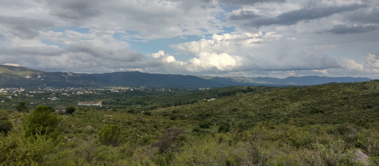 La Falda Lote con vistas panoramicas escritura y servicios